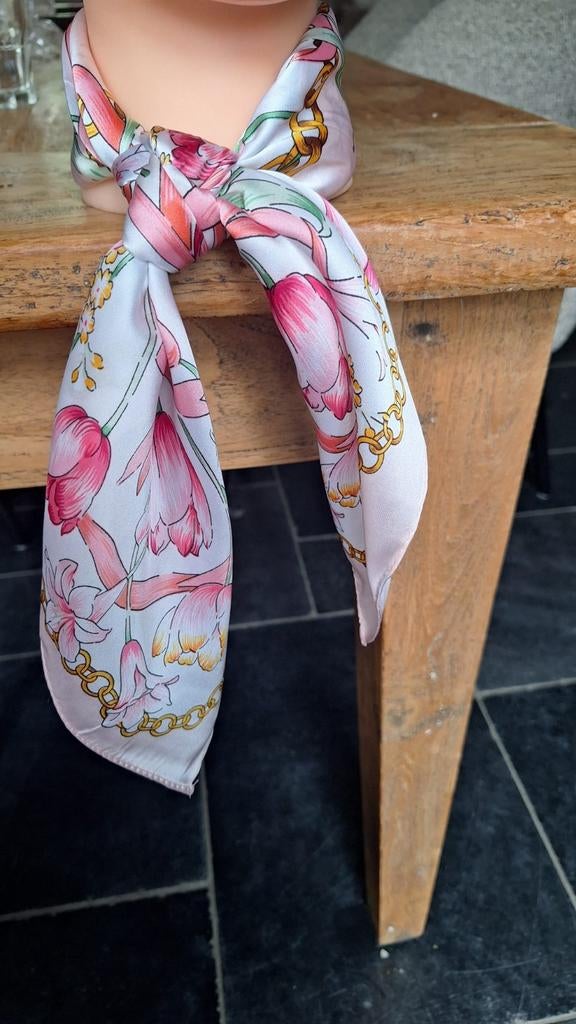 Leuk satijnen sjaaltje, Kleding | Dames, Mutsen, Sjaals en Handschoenen, Ophalen of Verzenden, Nieuw, Sjaal