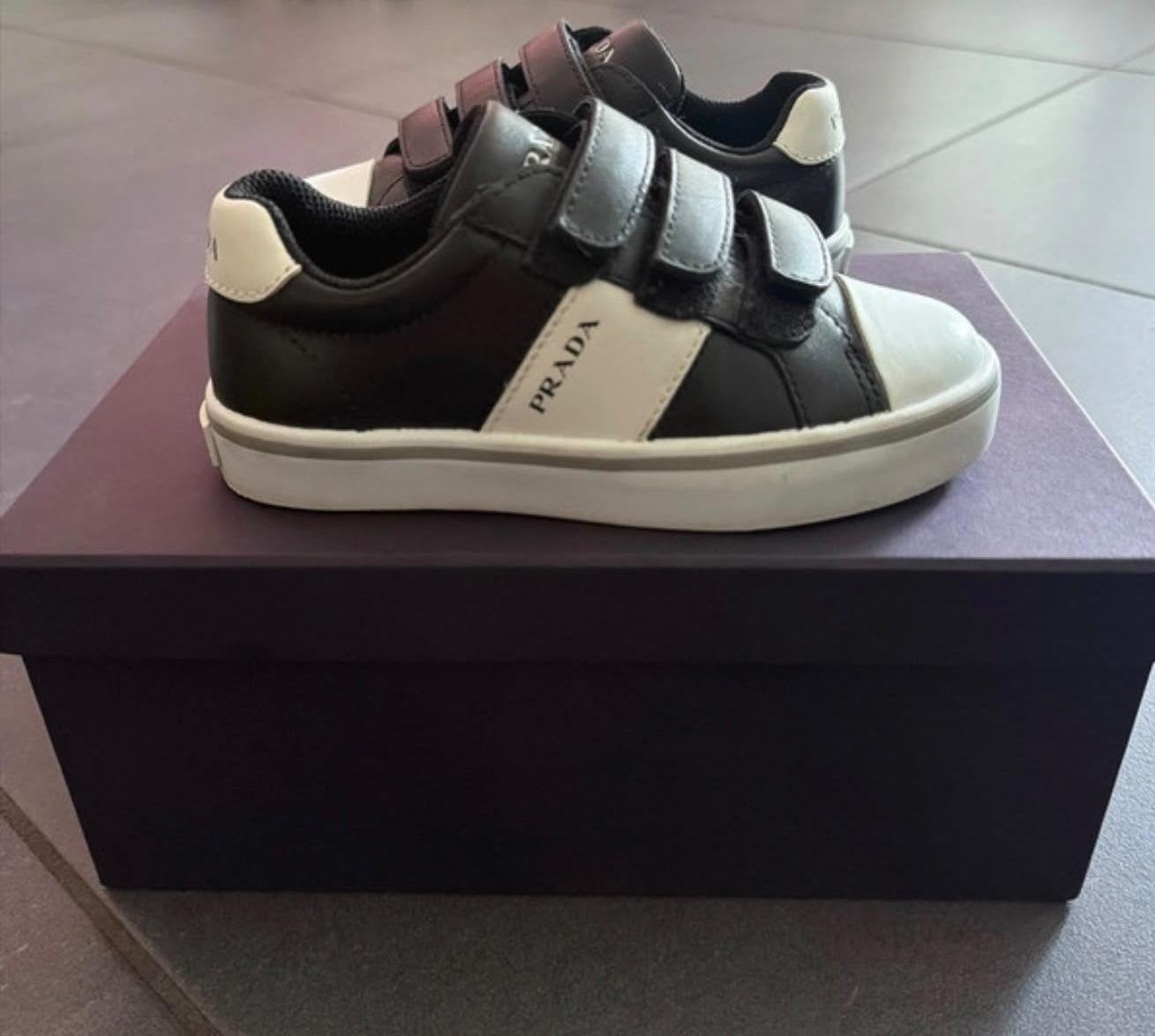 Prada sneakers voor kinderen - Zwart/Wit, Jongen of Meisje, Schoenen, Ophalen of Verzenden, Zo goed als nieuw