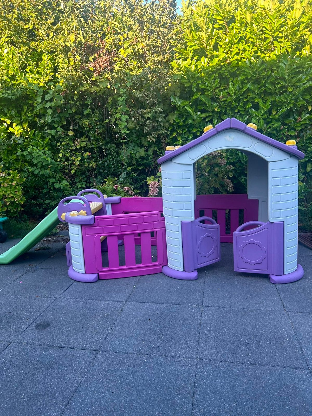 Speelhuis met glijbaan voor in de tuin, Ophalen, Gebruikt, Kunststof