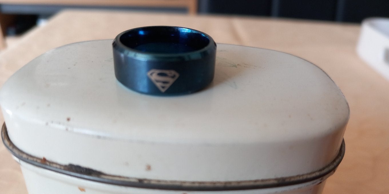 Ring met Superman logo 17mm (Nijmegen oost), Sieraden, Tassen en Uiterlijk, Ringen, Ophalen of Verzenden, Dame of Heer, IJzer of Staal