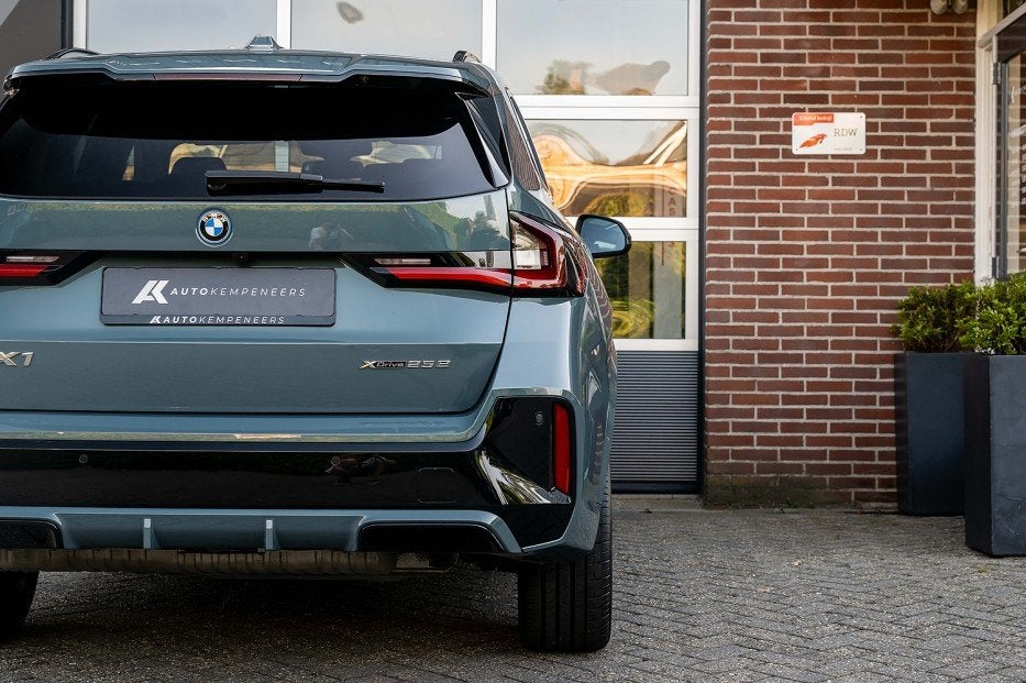 BMW X1 25e xDrive M Sport | Panorama | Shadow | Maxton | Cam, Auto's, BMW, 0 cilinders, Gebruikt, Alcantara, Bedrijf