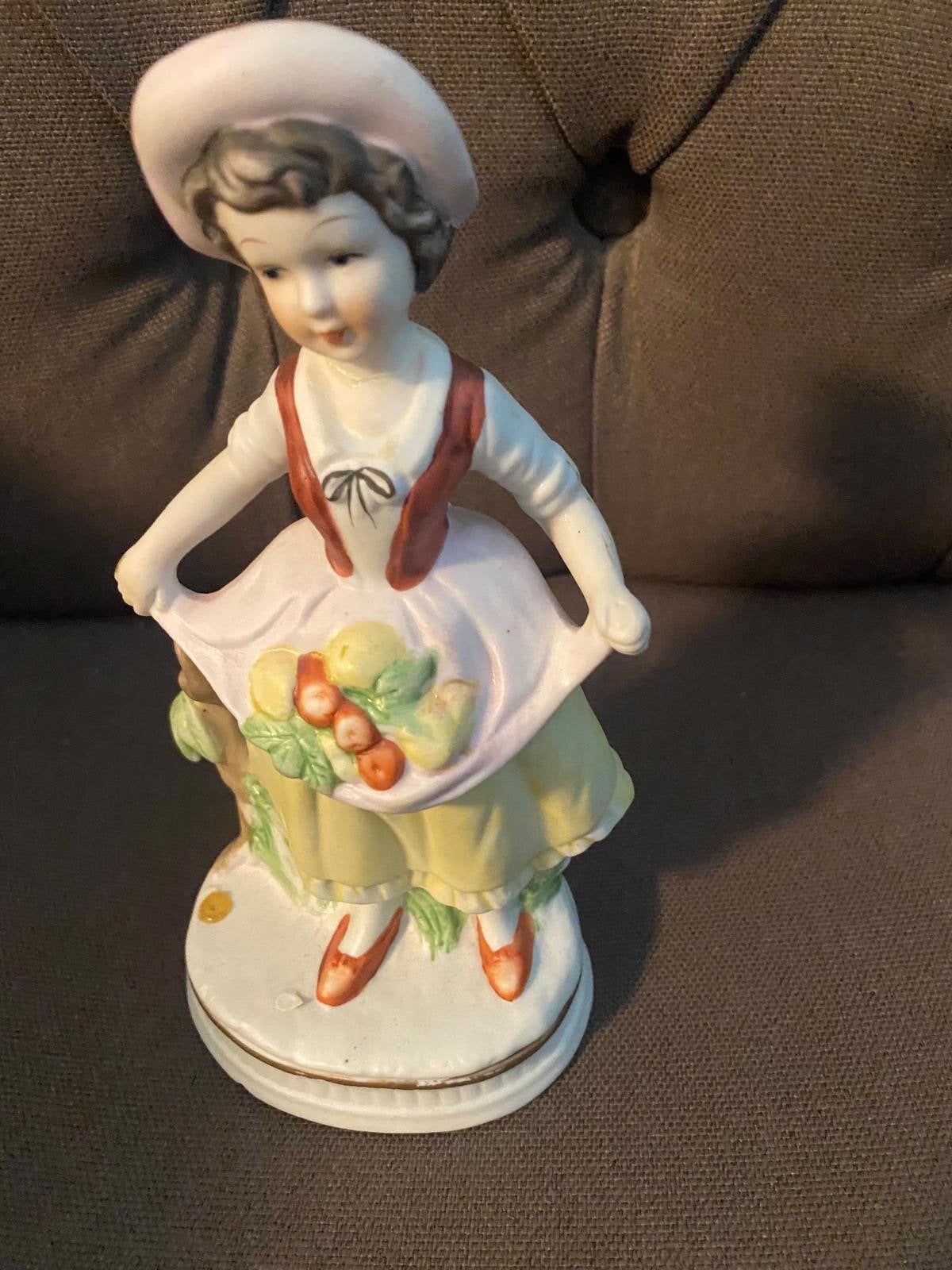 Vintage Porseleinen Beeldje Dame met Hoed en Fruit, Ophalen of Verzenden, Gebruikt, Mens
