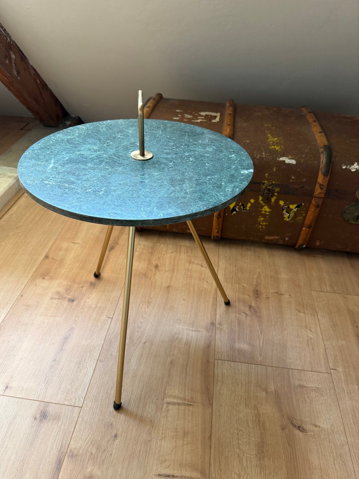 Bijzettafel met marmeren blad en gouden poten, Overige materialen, Minder dan 55 cm, Gebruikt, Rond