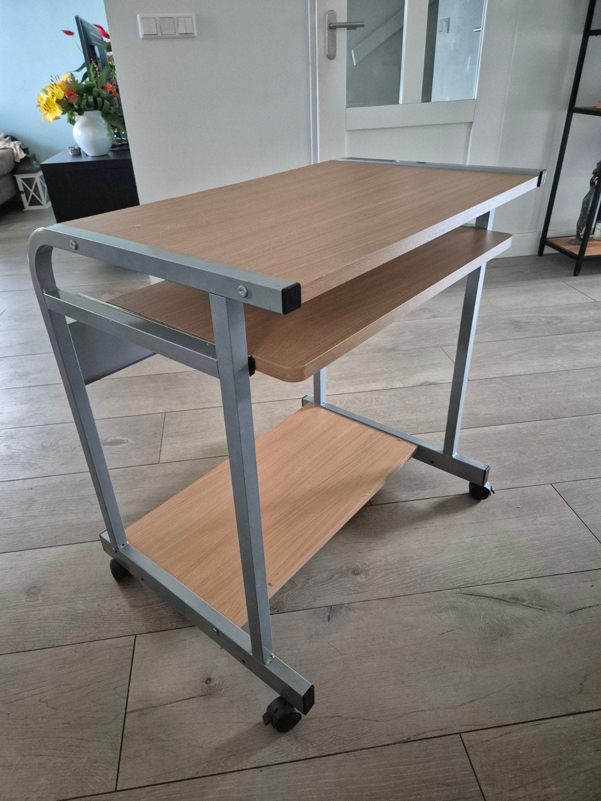 Verrijdbaar computerbureau met uitschuifbaar toetsenbordblad, Gebruikt, Modern, functioneel, 40 tot 80 cm, Ophalen