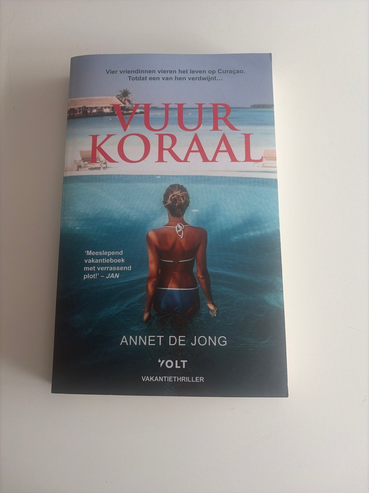 Vuur Koraal - Annet de Jong (Vakantiethriller), Boeken, Ophalen of Verzenden, Zo goed als nieuw, Nederland