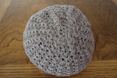 NIEUW HANDGEMAAKT  BARET 57 cm GEHAAKT   taupe kleurig, Ophalen of Verzenden, Nieuw