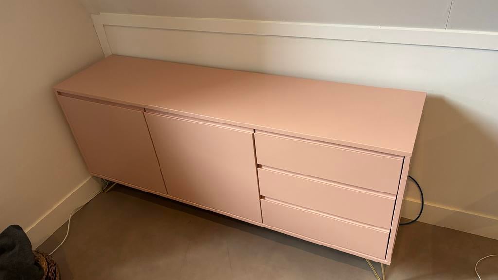 Made Elona Dressoir - Roze met Messing Poten, Ophalen, 150 tot 200 cm, Zo goed als nieuw, Metaal