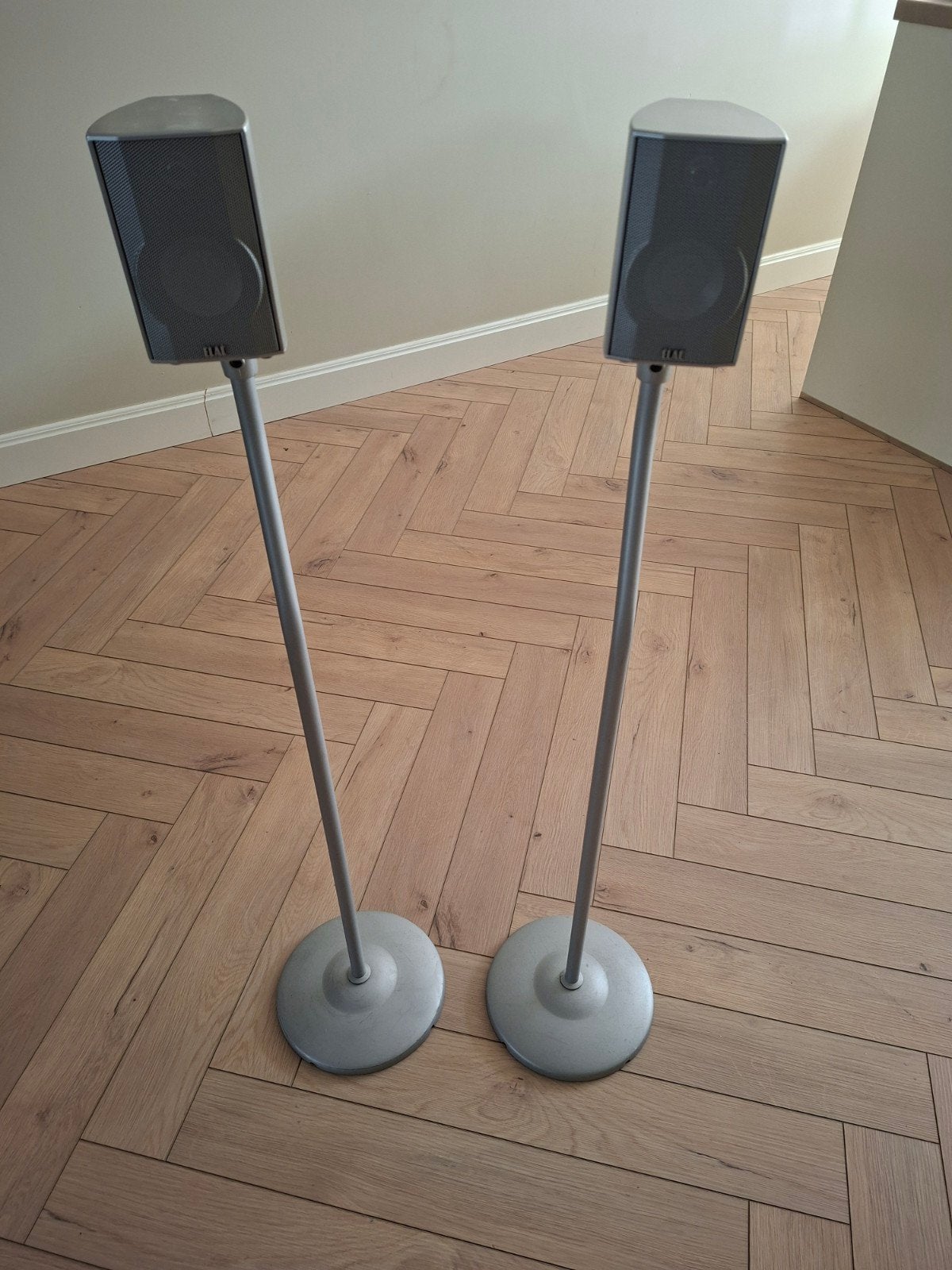 Elac speakers surround op standaard, Gebruikt, 70 watt of meer, 5.1-systeem, Overige spelers