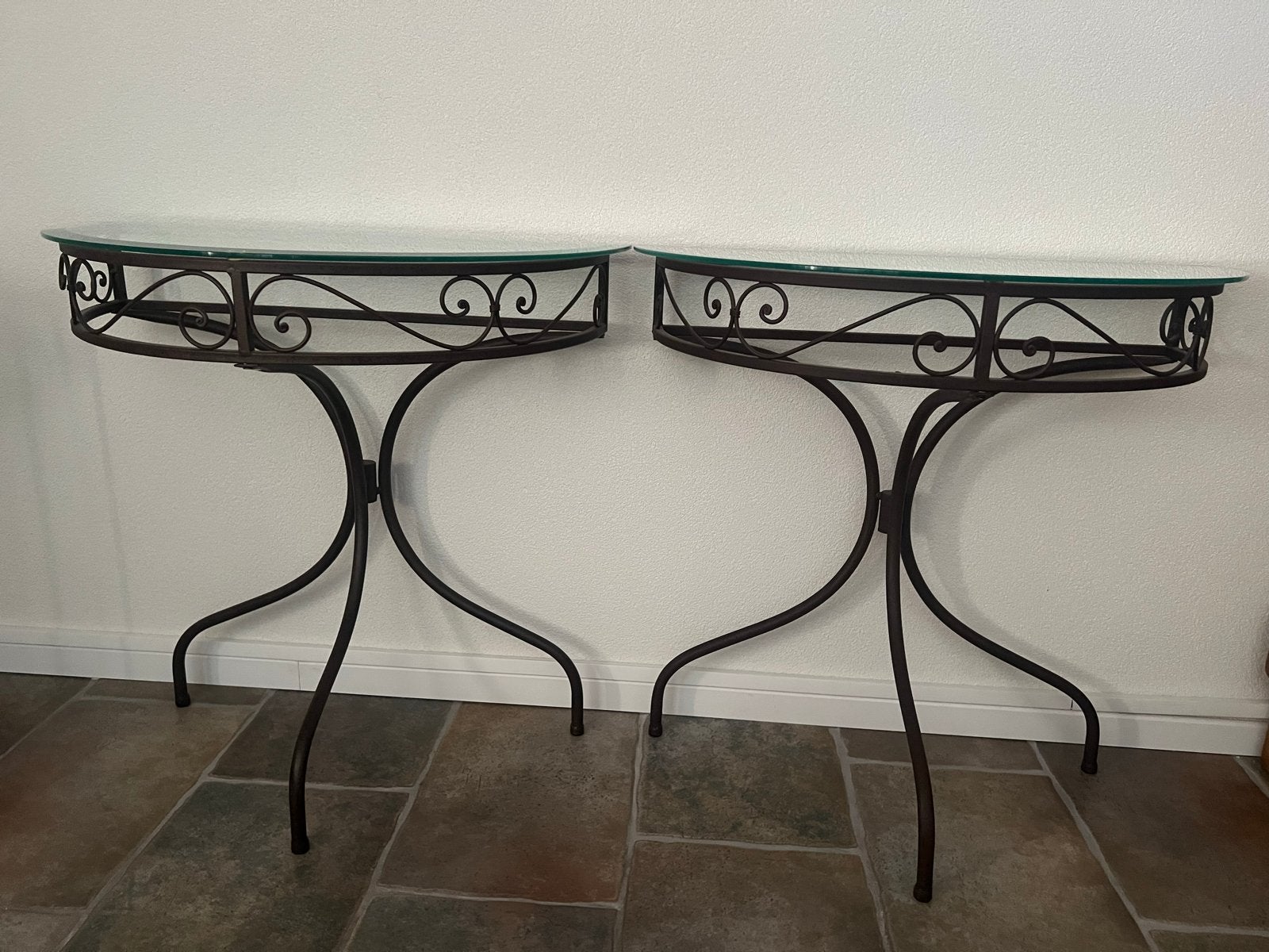 Set van 2 smeedijzeren halfronde bijzettafels met glasplaat, Ophalen, Gebruikt, Glas, 75 cm of meer