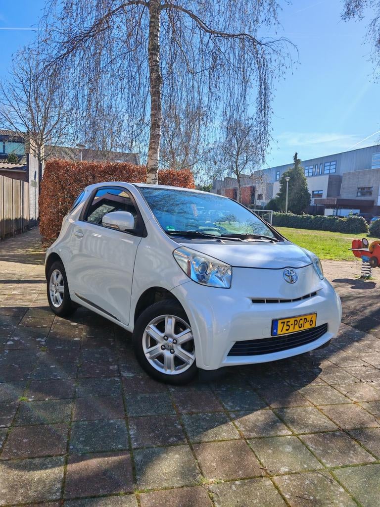 Toyota IQ 1.0 2009 Wit, Auto's, Toyota, 4 stoelen, Handgeschakeld, 3 cilinders, Geïmporteerd