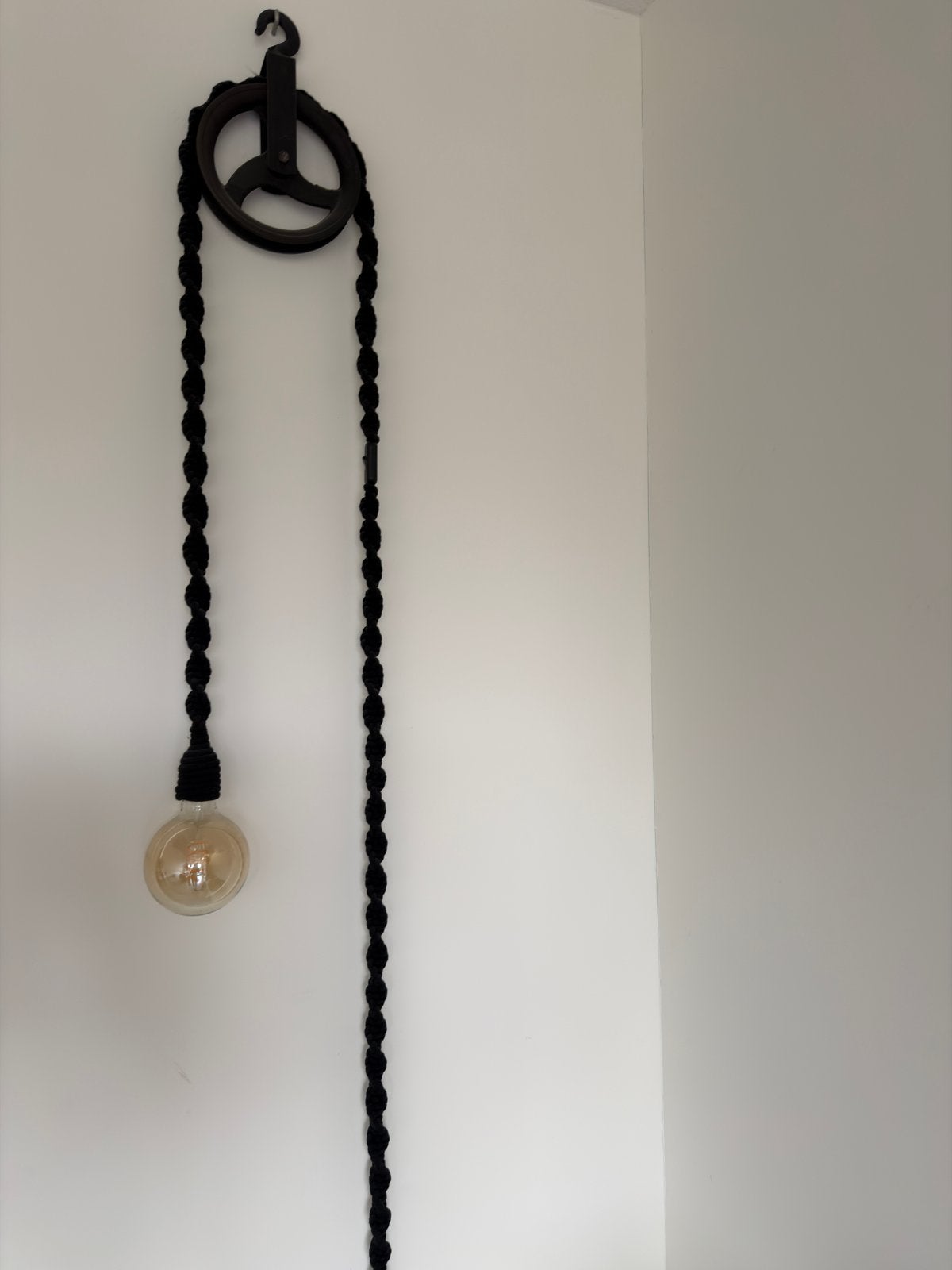 Industriële wandlamp met katrol en gedraaid snoer, Zwart, Zo goed als nieuw, Metaal, Wandlamp