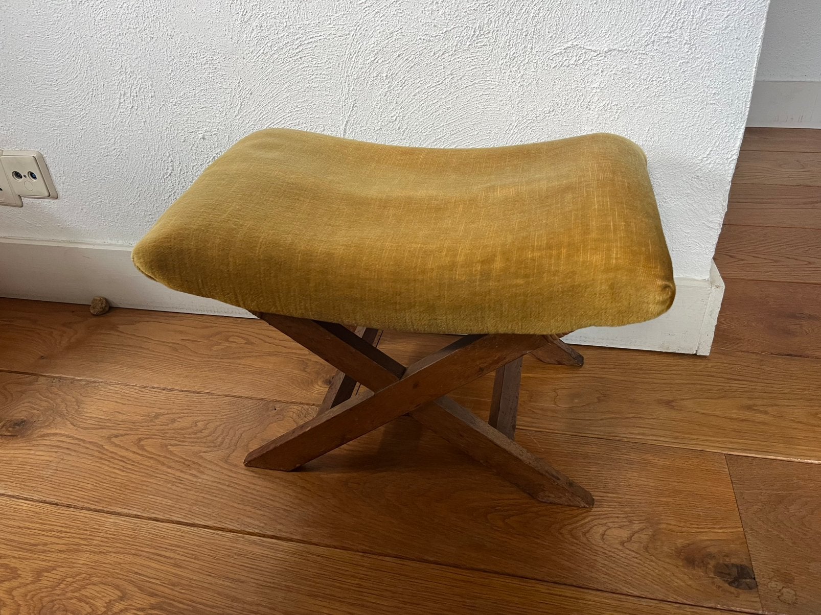 Vintage voetenbankje hout mosterdgeel velours, Ophalen of Verzenden, Zo goed als nieuw, Hout