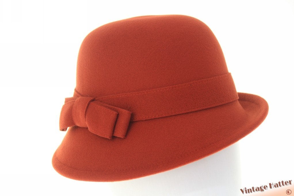 cloche dophoed Dameshoed oranje rood vilt 53-57 nieuw, Ophalen of Verzenden, Nieuw, One size fits all, Hoed
