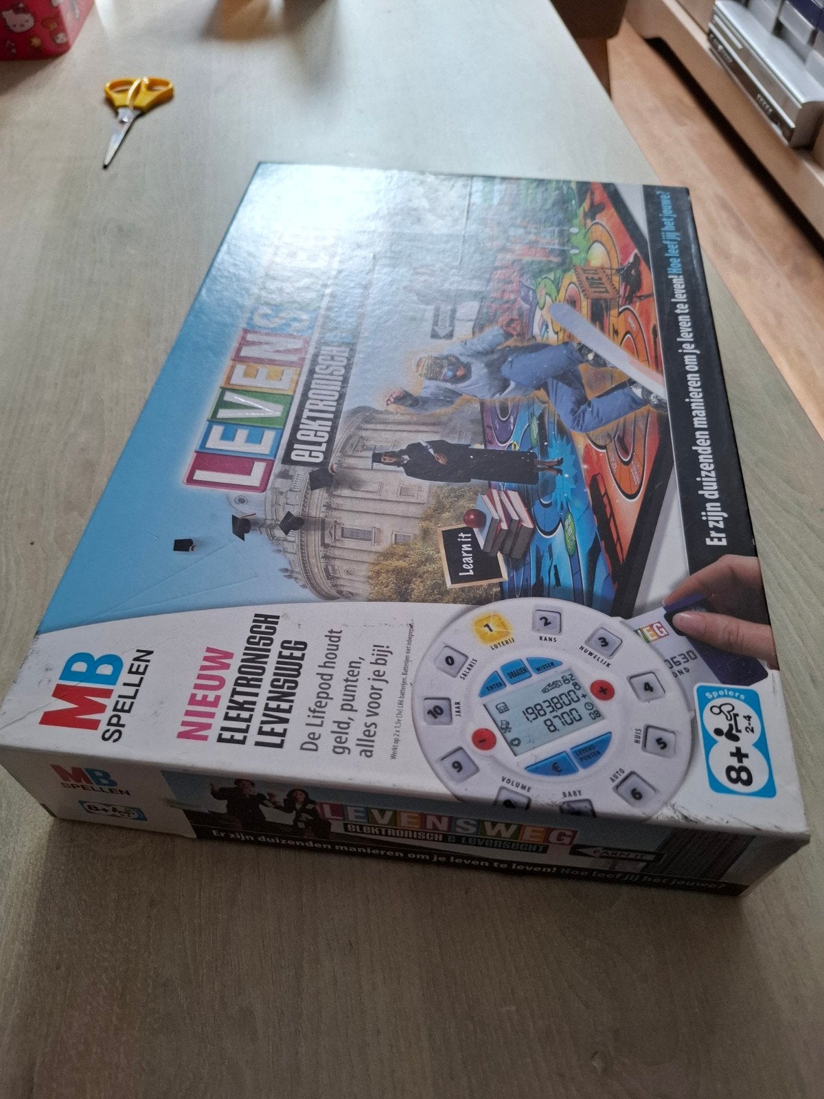 Levensweg Elektronisch & Levensrecht Bordspel, Hasbro European Services, Triumphant House, Cawley Way, Newport, NP19 4BL, UK, MB Spellen