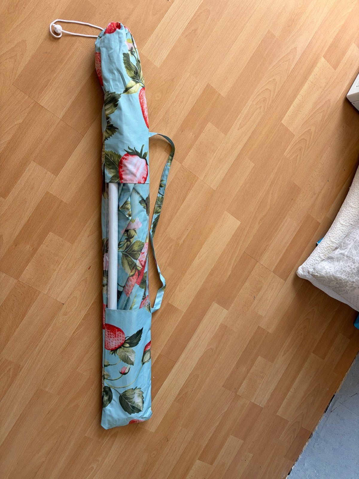 Nieuwe parasol met aardbeienprint in hoes, Ophalen, Nieuw, Strandparasol