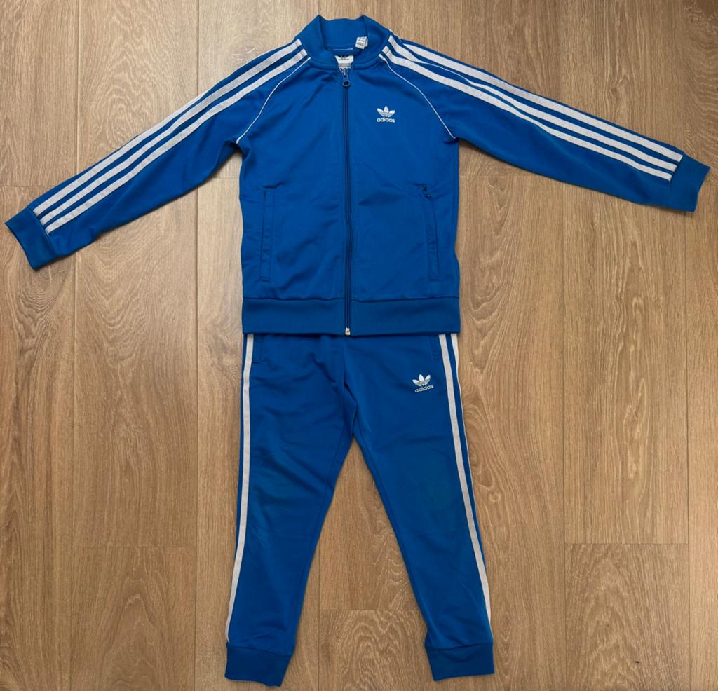 Origineel Adidas trainingspak blauw/wit maat 128, Ophalen of Verzenden, Gebruikt, Jongen, Setje