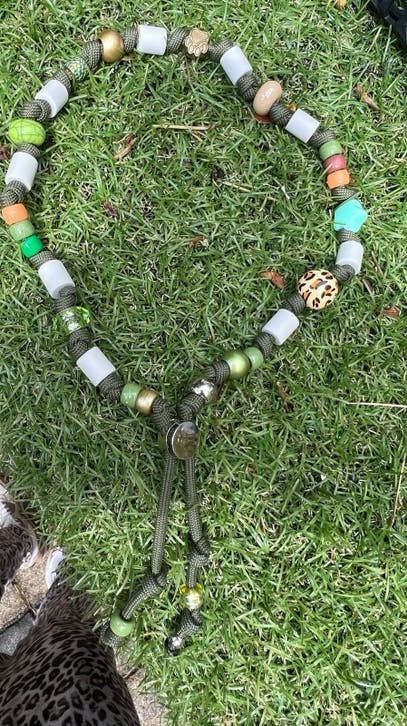 Leuke hondenketting olijfgroen EM kralen anti teek 40-48 cm, Ophalen of Verzenden, Handgemaakt, Nieuw
