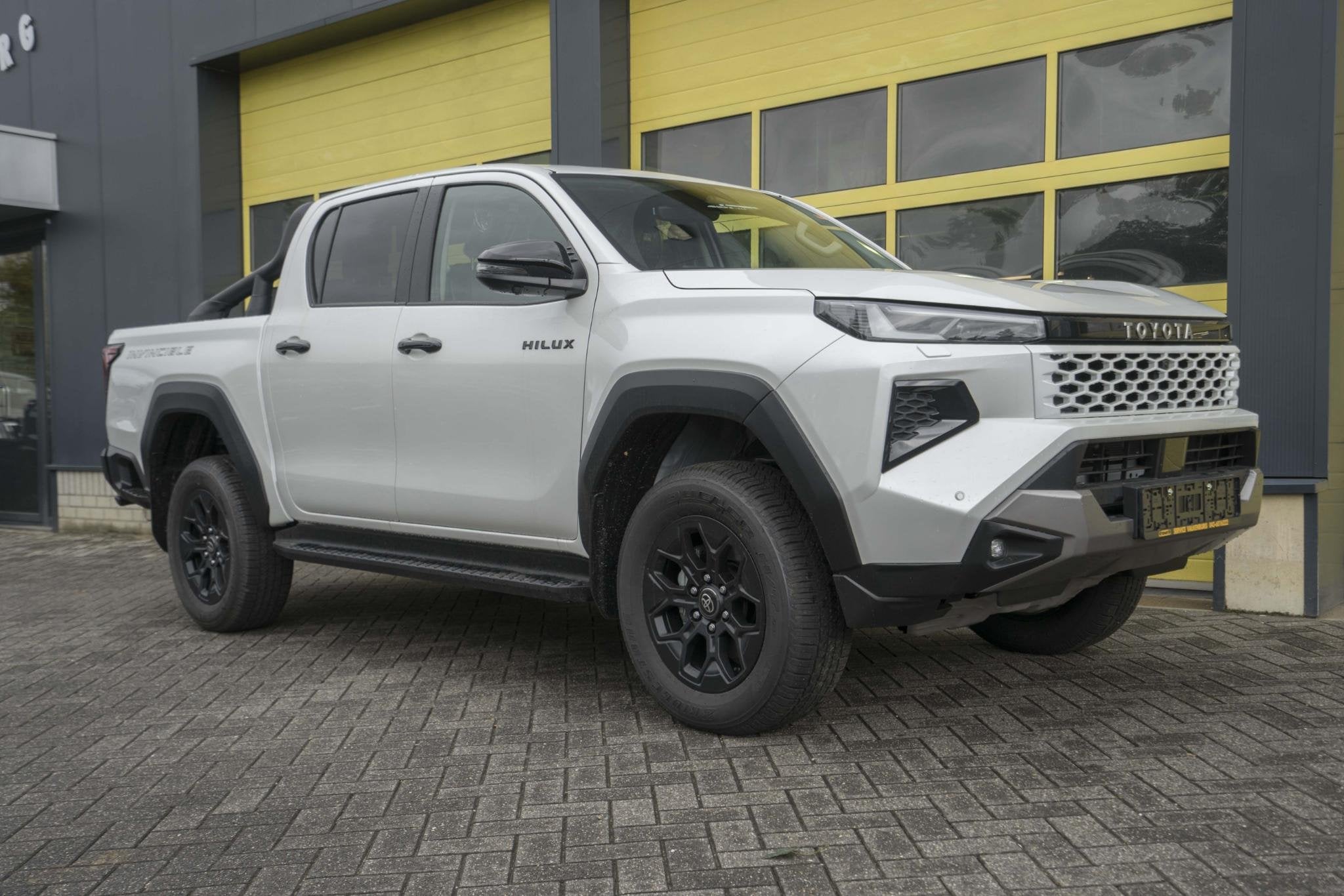 Toyota HiLux 2.8 D-4D Hybrid Invincible JBL Pearl White, Auto's, Automaat, Euro 6, 4 cilinders, Bedrijf