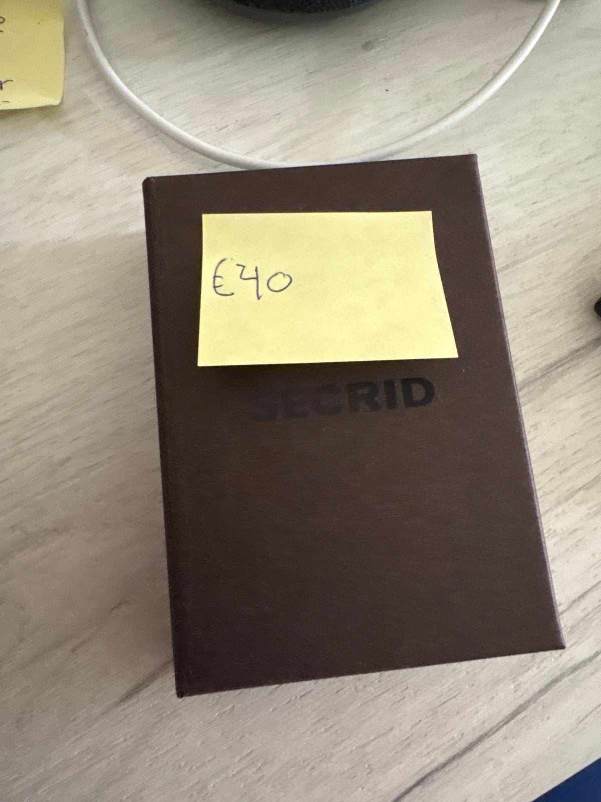 Beschadigde Secrid pasjeshouder, Gebruikt, Bruin, Leer, Ophalen