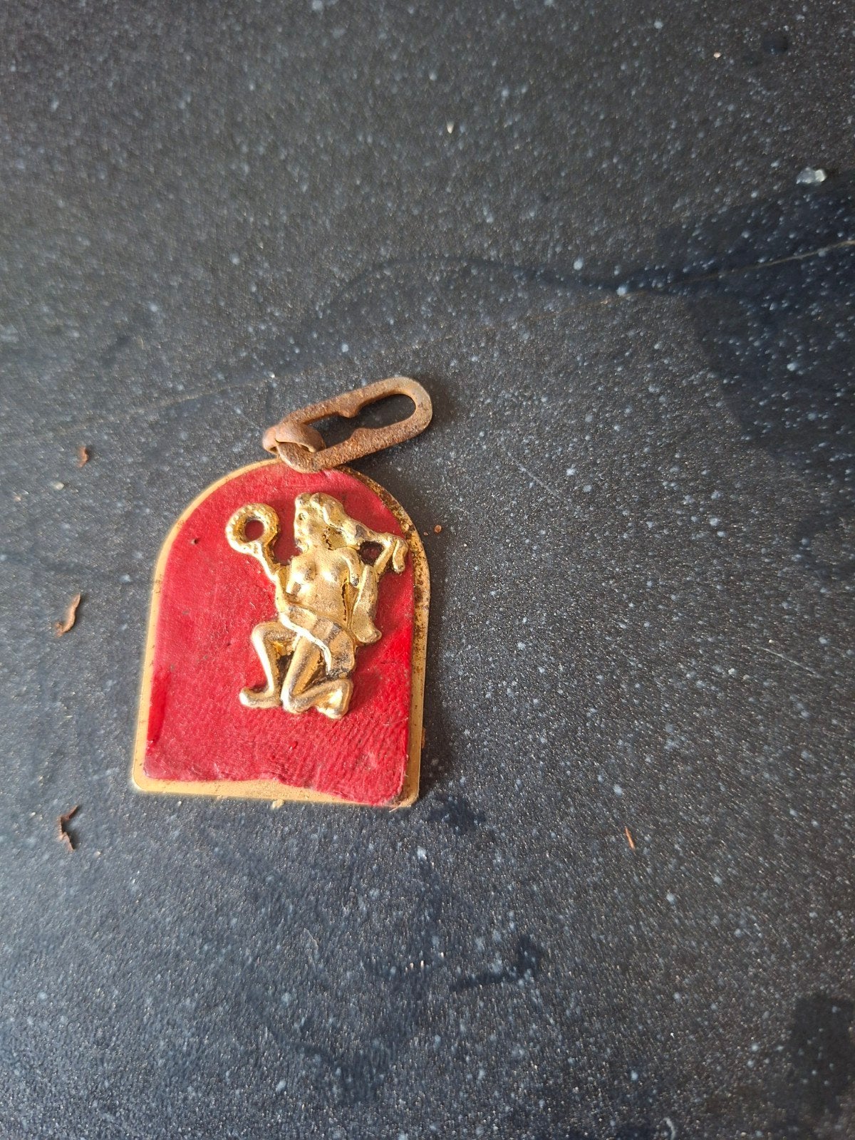 Vintage Medaillon met Gouden Figuur op Rode Achtergrond, Ophalen of Verzenden