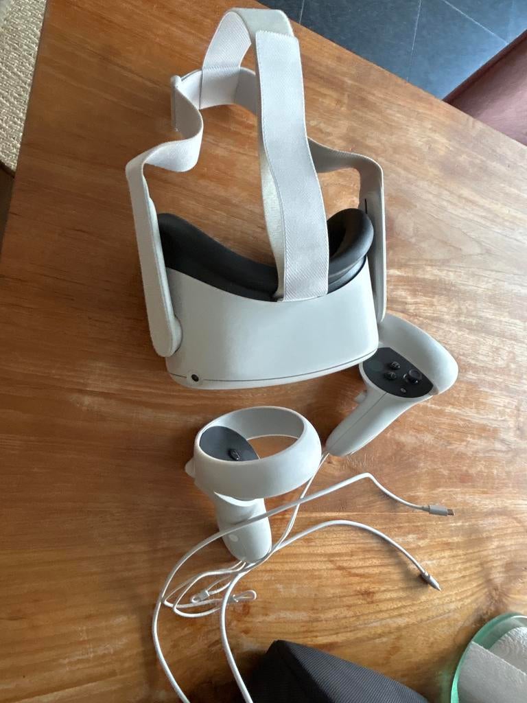 Oculus Quest 2 VR-bril met controllers en draagtas, Ophalen, Zo goed als nieuw, VR-bril, Overige platformen