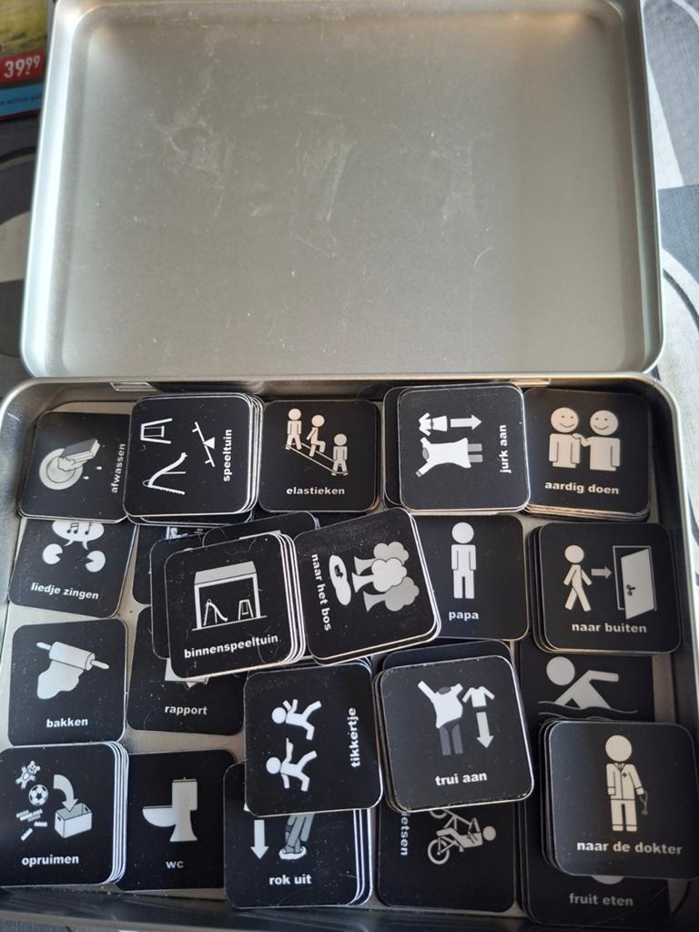 Pictogrammen met bord, Hobby en Vrije tijd, Gezelschapsspellen | Bordspellen, Ophalen of Verzenden, Zo goed als nieuw