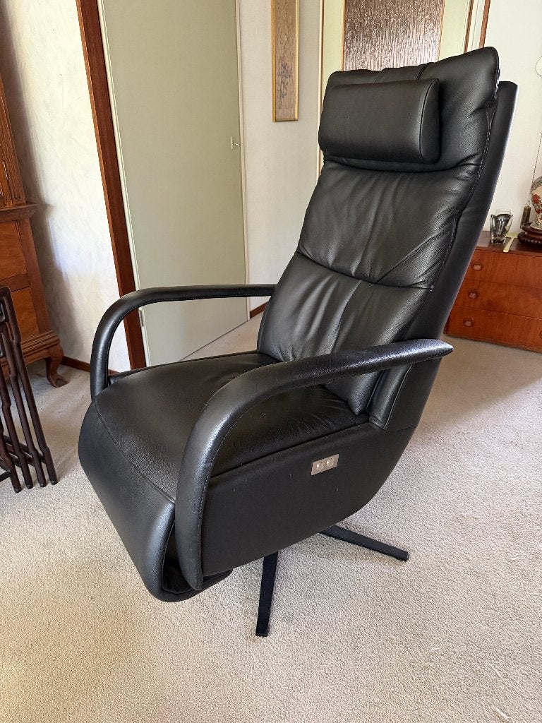 Velderhof Sta-Op-Stoel zwart leer z.g.a.n. / relaxfauteuil, Ophalen, 75 tot 100 cm, Zo goed als nieuw, 75 tot 100 cm