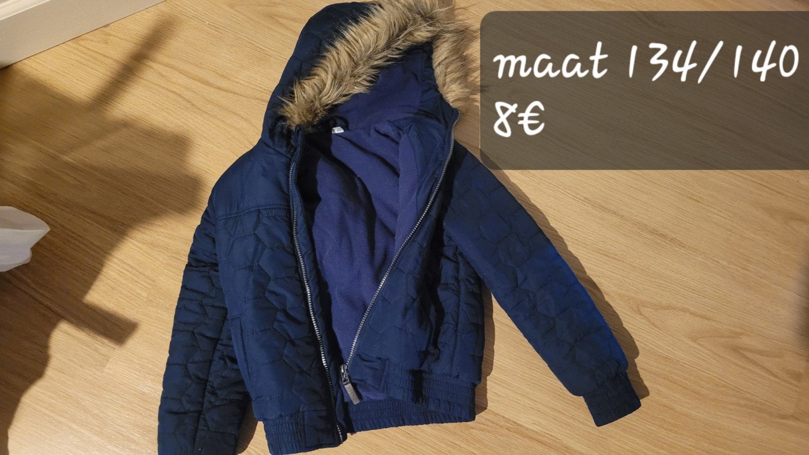 Donkerblauwe winterjas met capuchon - Maat 134/140, Kinderen en Baby's, Ophalen of Verzenden, Gebruikt, Jongen of Meisje, Jas