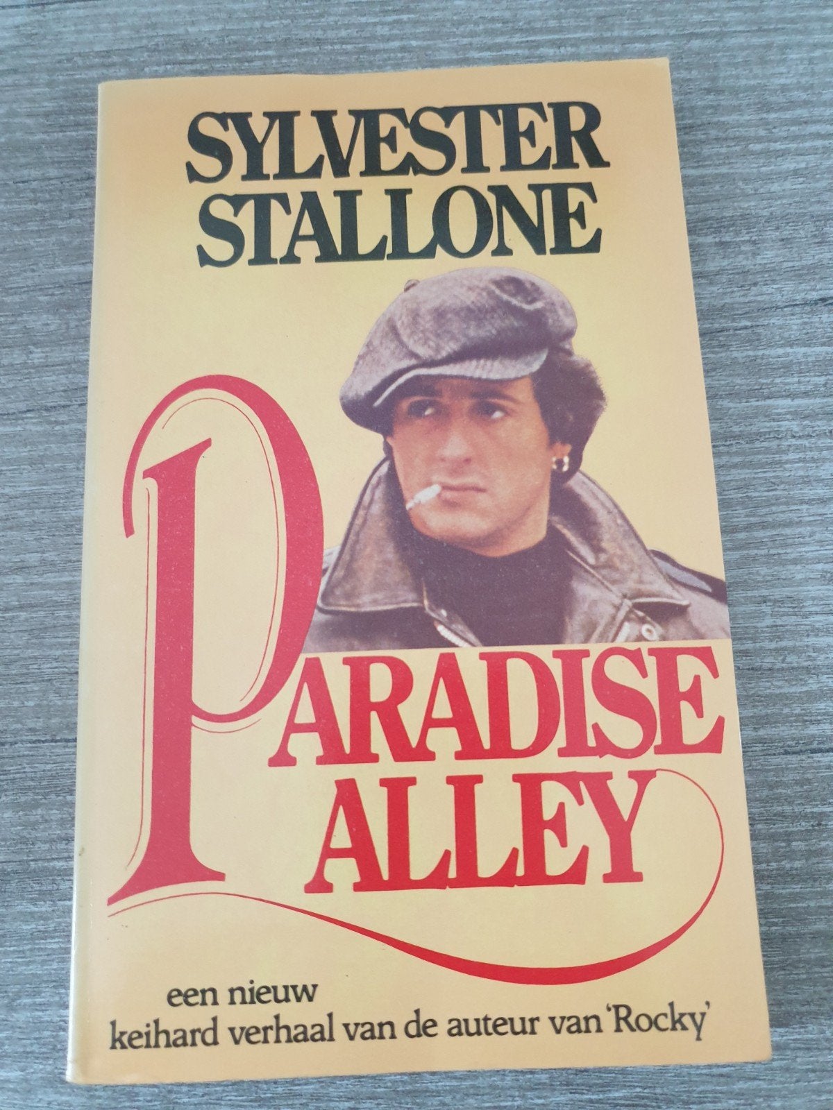 Paradise Alley - Sylvester Stallone (Nederlands), Ophalen of Verzenden, Gelezen, Sylvester Stallone
