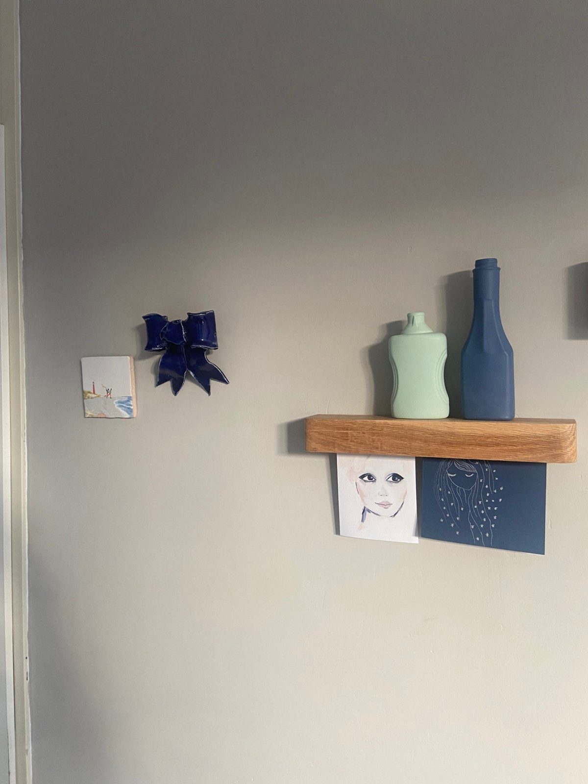 Keramieke strik wanddecoratie, Ophalen of Verzenden, Gebruikt, Blauw, Steen/keramiek