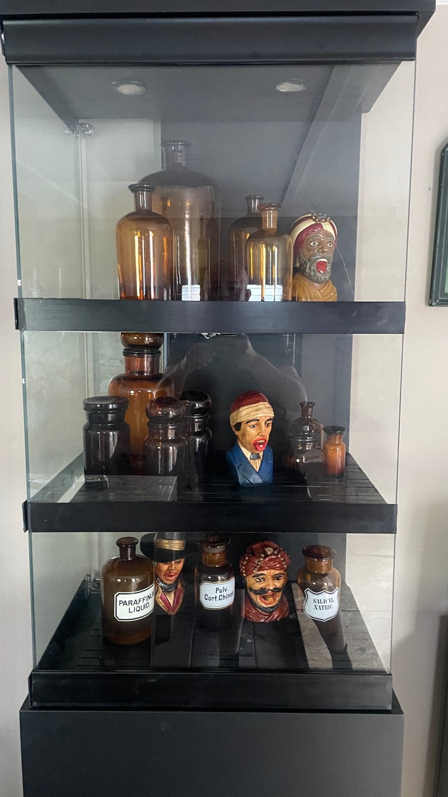 Antieke apothekersflessen en beeldjes in vitrinekast, Ophalen of Verzenden