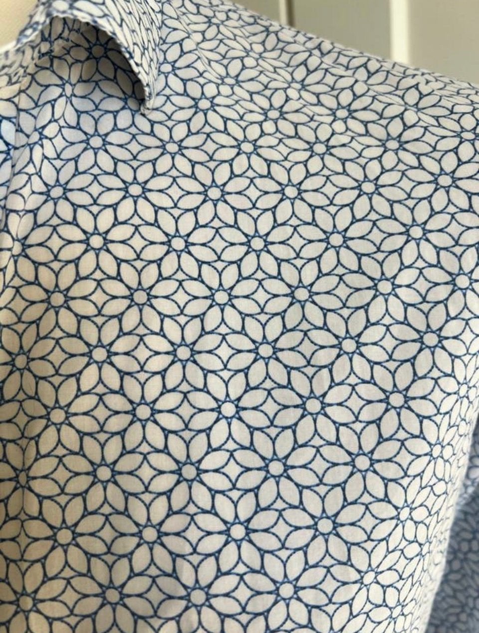 Wit gebloemd overhemd, recycled art world, M, Hobby en Vrije tijd, 120 cm of meer, Ophalen of Verzenden, Zo goed als nieuw, Katoen