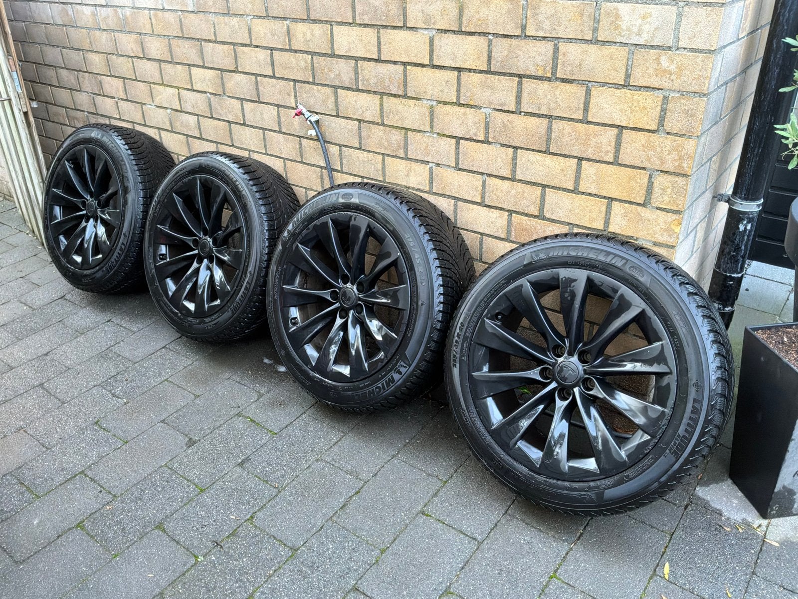 *Originele 20” Tesla MX velgen / winterbanden merk Michelin*, Gebruikt, 255 mm, Banden en Velgen, Personenwagen