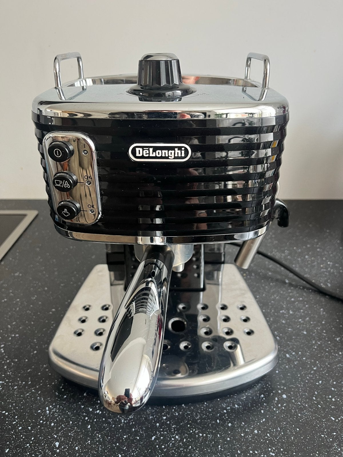 De'Longhi Dedica Style EC 685.BK Espressomachine, Espresso apparaat, Gemalen koffie, Zo goed als nieuw, 1 kopje