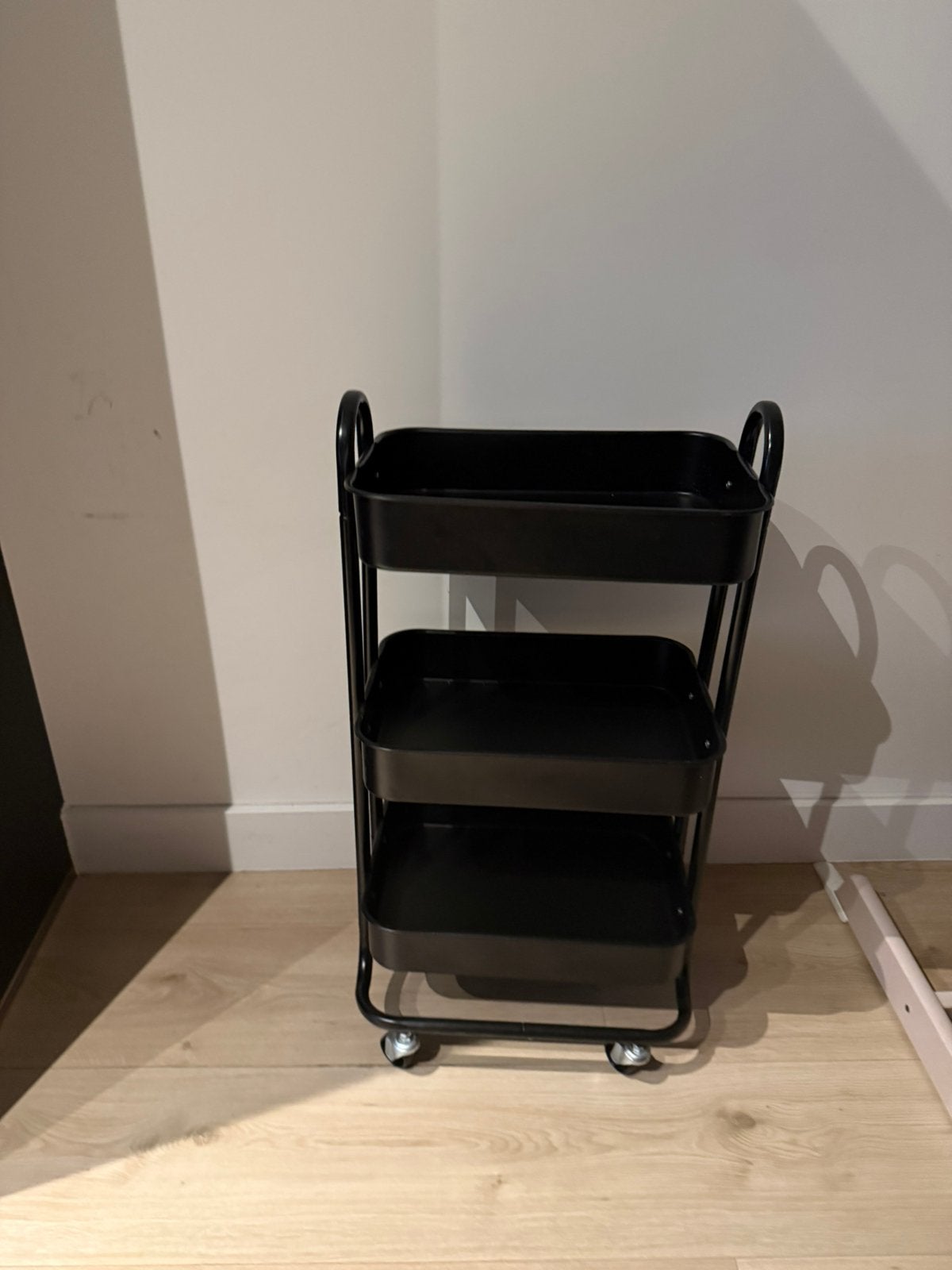 Trolley karretje zwart drie laags, Huis en Inrichting, Woonaccessoires | Krantenbakken en Lectuurbakken, Ophalen, Gebruikt