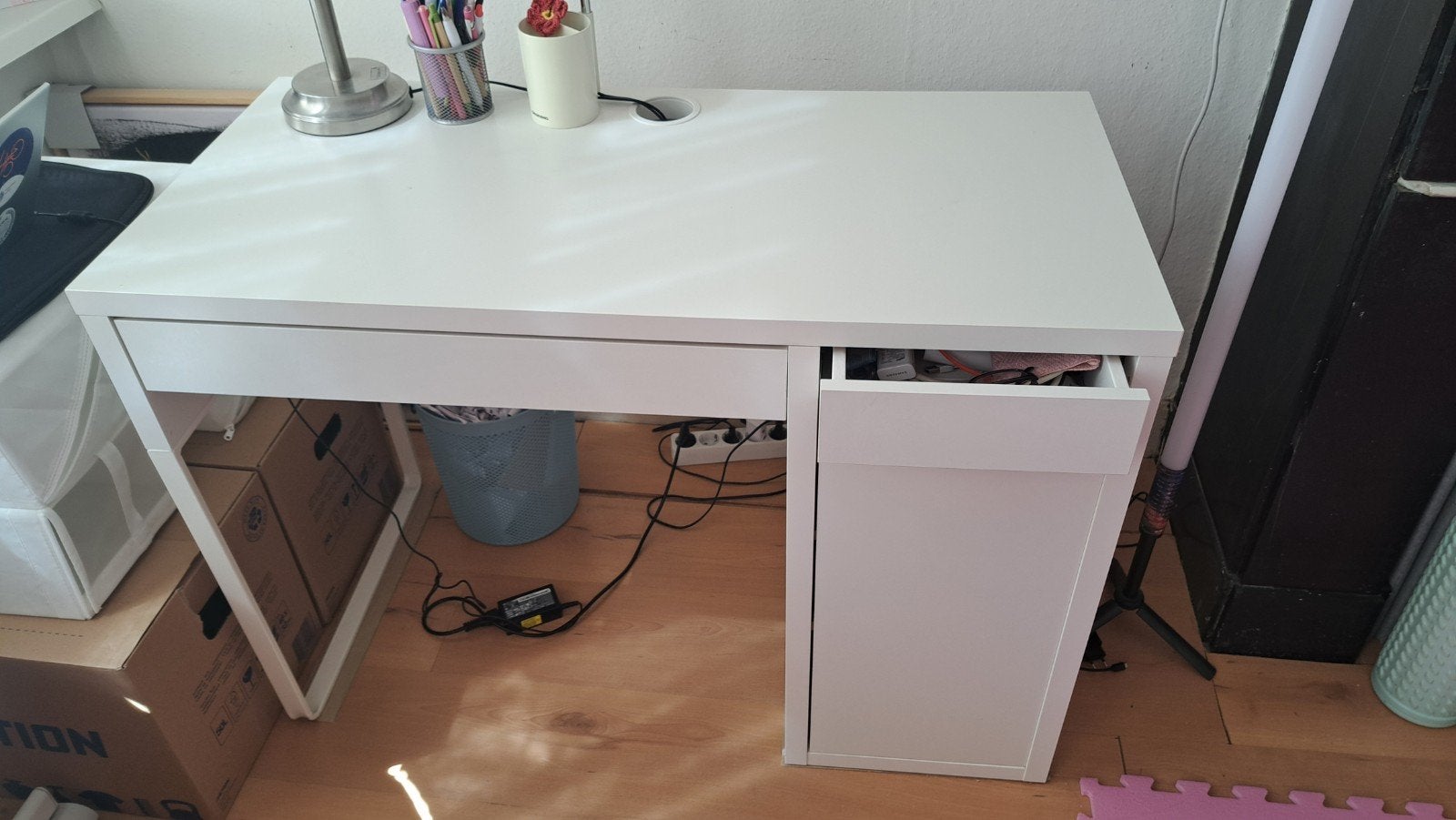 bureau van IKEA wit, Ophalen, Zo goed als nieuw