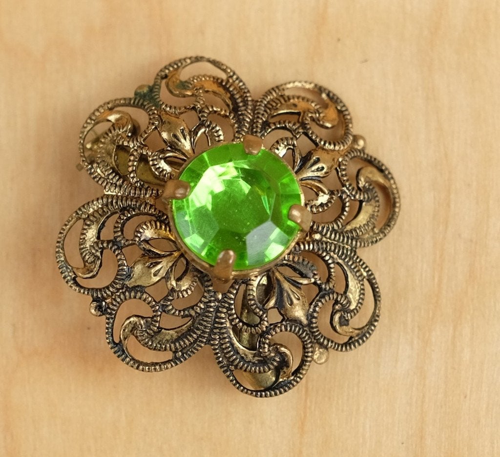 Vintage filigraan broche met opvallende heldergroene steen, Ophalen, Overige materialen, Gebruikt, Minder dan 4 cm