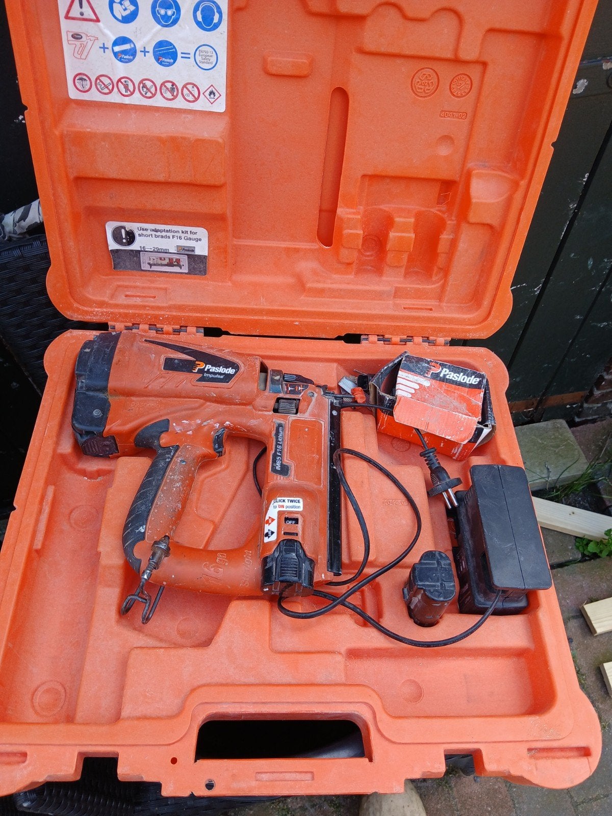 Paslode IM65 F16 tacker met brads, Ophalen