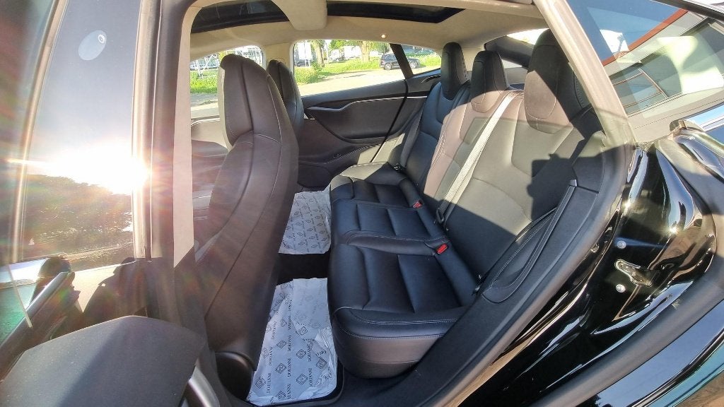 Foto 8 van Tesla Model S Green Black iridescent wrap - origineel Zwart