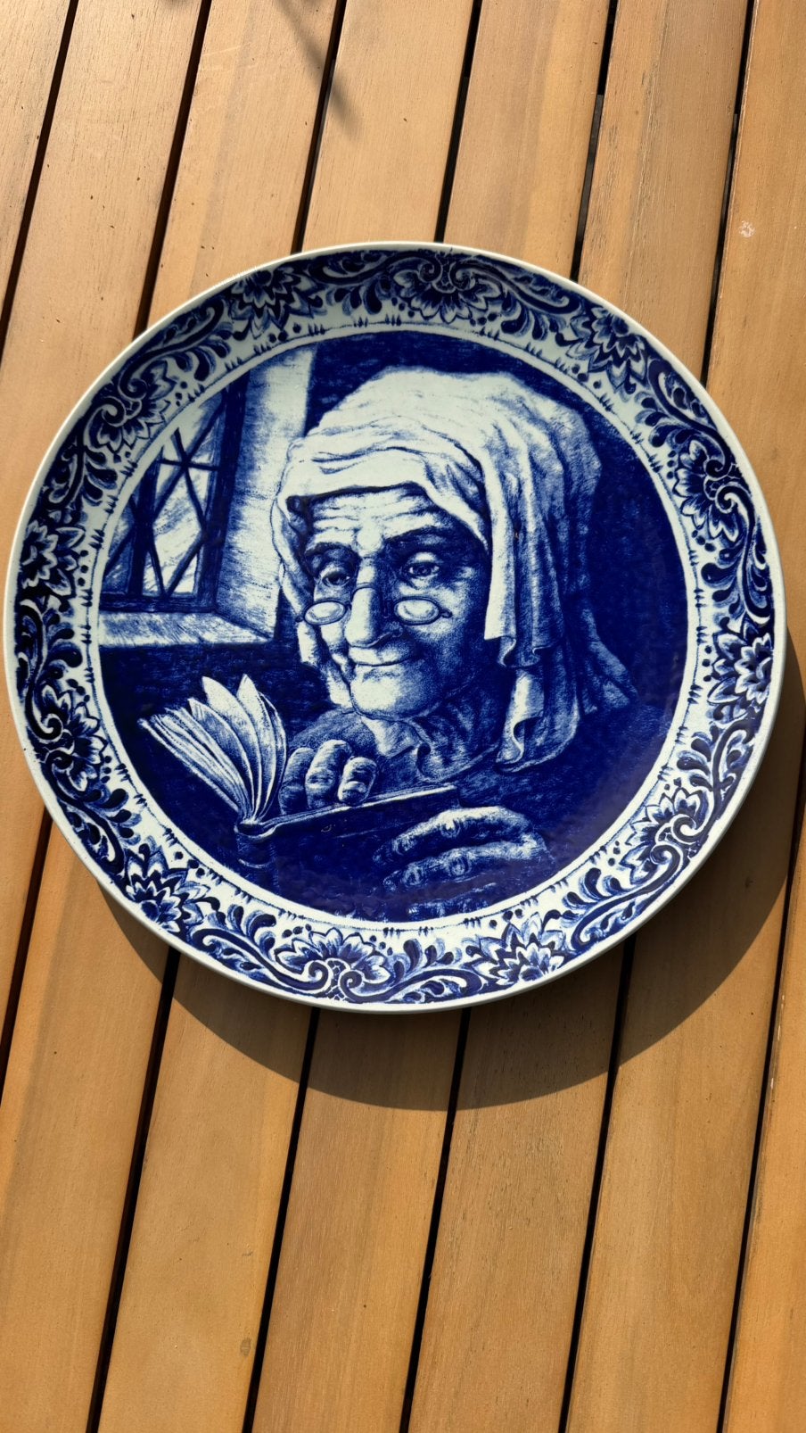 Delfts  blauw wandbord - lezende vrouw, Antiek en Kunst, Antiek | Wandborden en Tegels, Ophalen of Verzenden