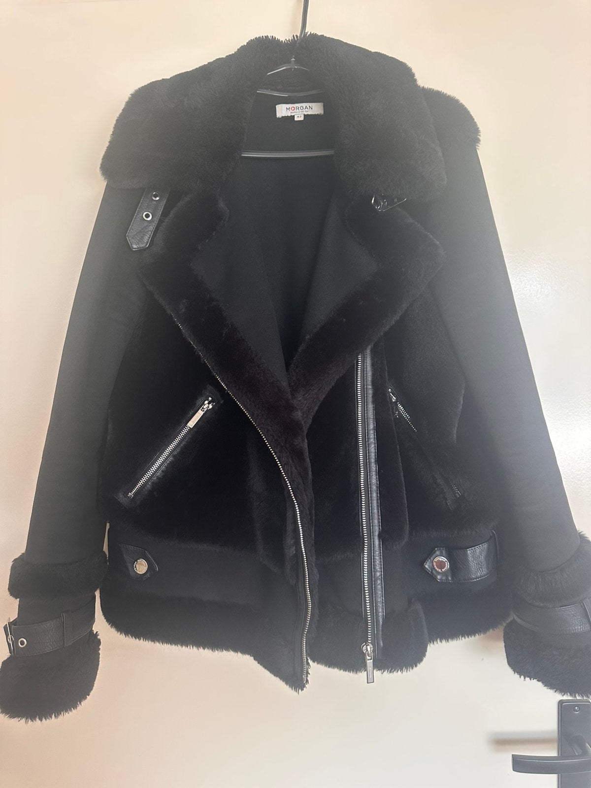 Faux fur jas, Ophalen of Verzenden, Zo goed als nieuw, Maat 42/44 (L), Zwart