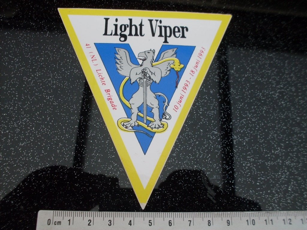 sticker Light Viper 41 (NL) lichte brigade 1993 logo embleem, Verzamelen, Stickers, Verzenden, Zo goed als nieuw, Bedrijf of Vereniging