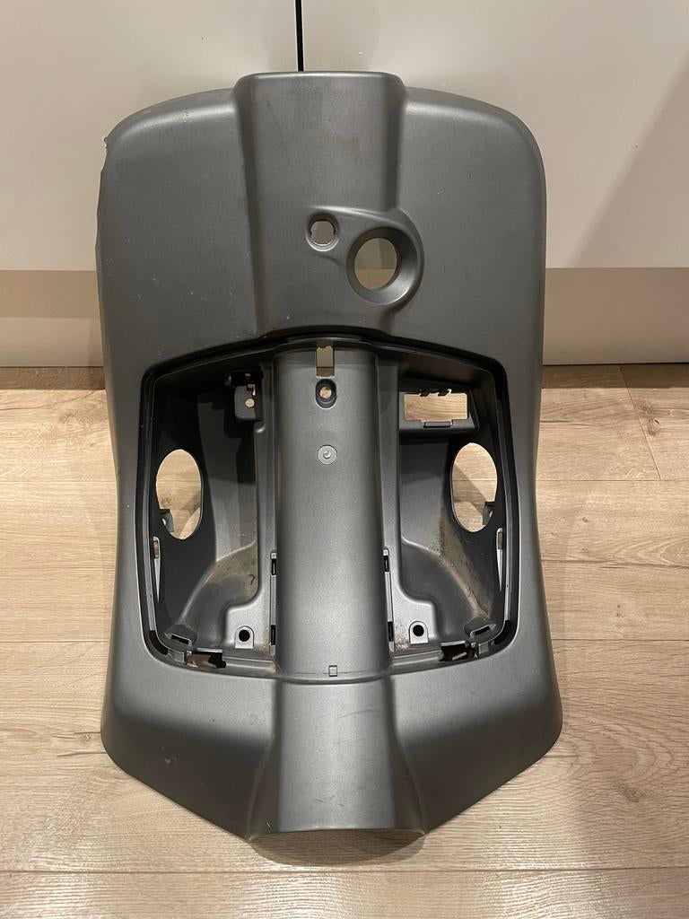 Vespa Sprint/Primavera beenschild matgrijs hapje eruit, Ophalen of Verzenden