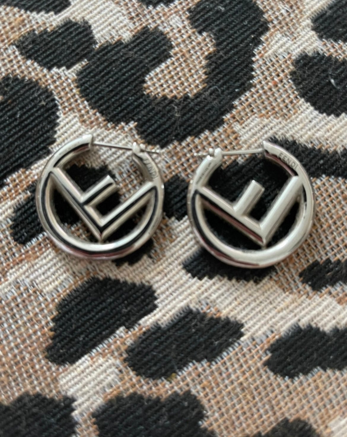 Fendi oorbellen zilverkleurig, Overige materialen, Verzenden, Zilver, Hangers