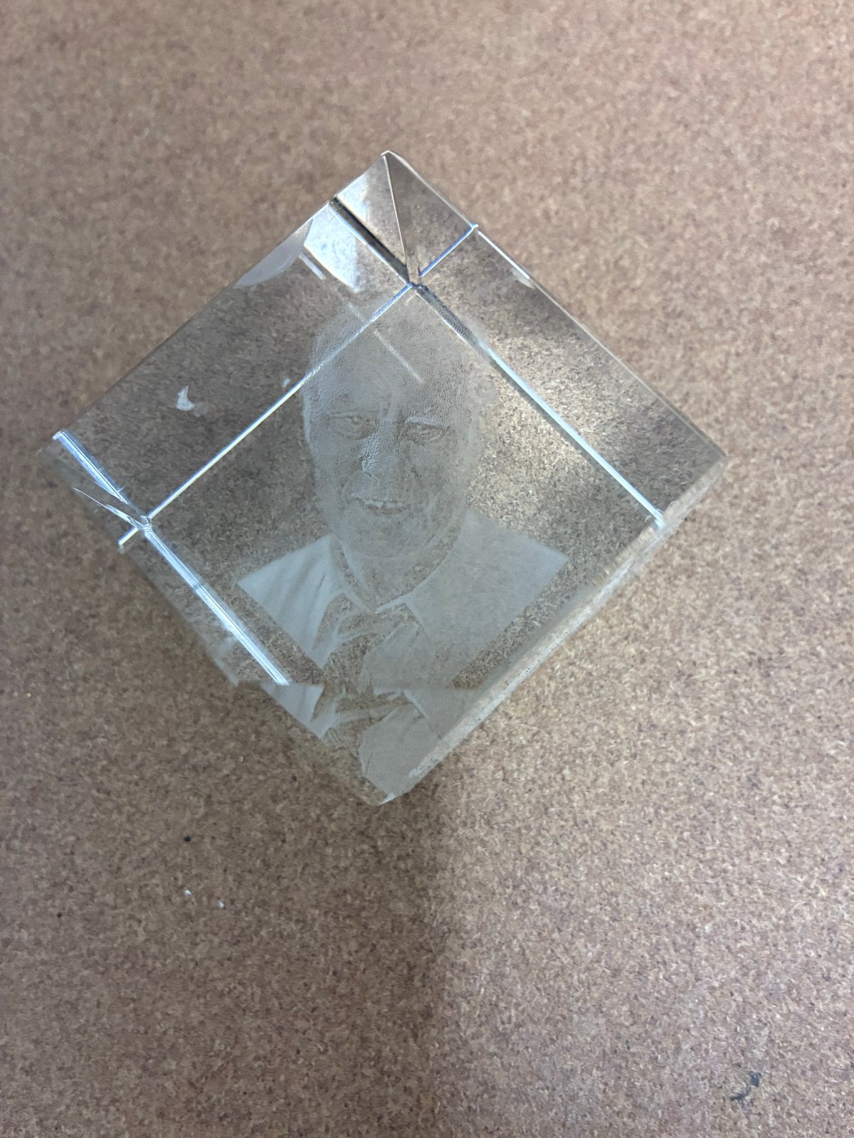 Glazen kubus met 3D-gegraveerd portret, Ophalen of Verzenden, Gebruikt, Glas, Modern