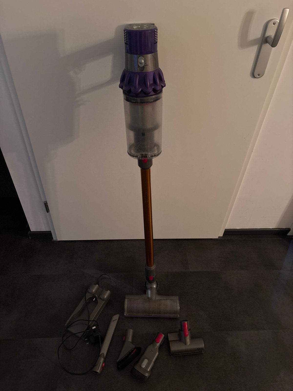 Dyson V10 Steelstofzuiger met accessoires, Witgoed en Apparatuur, Stofzuigers, Gebruikt, Draadloos, Ophalen of Verzenden, Dyson