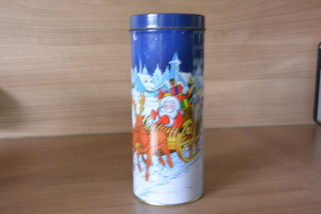 Ronde metalen koekendoos Prince, met kerstmotief., Verzamelen, Blikken, Ophalen of Verzenden, Zo goed als nieuw, Koek(jes)