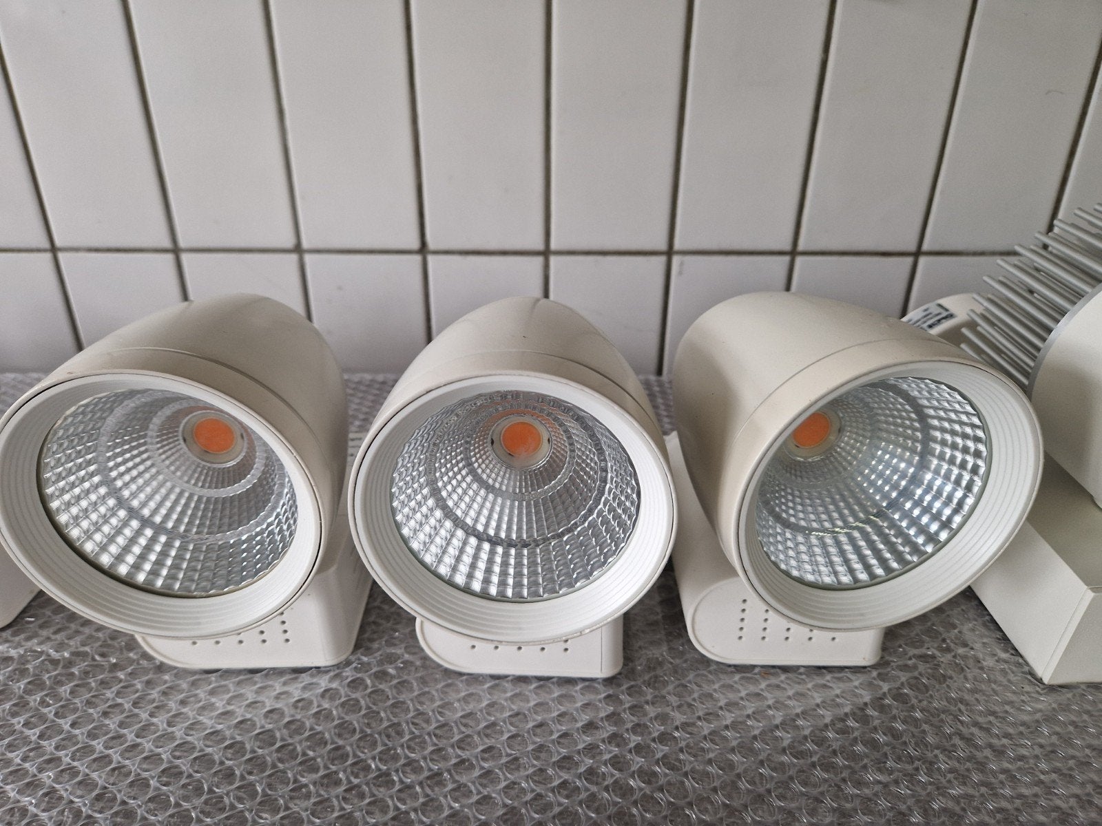 Foto 3 van Vleeslampen diverse maten met 10m geleiderail