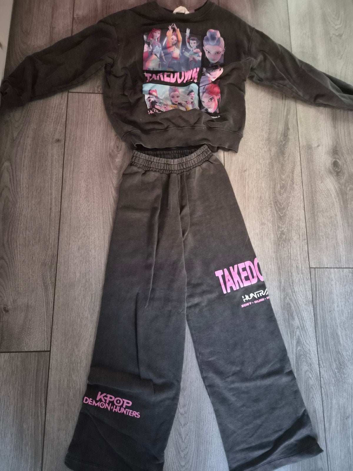 H&M K-Pop Takedown Set: Trui en Broek (valt iets groter), Meisje, H&M, Ophalen of Verzenden, Zo goed als nieuw