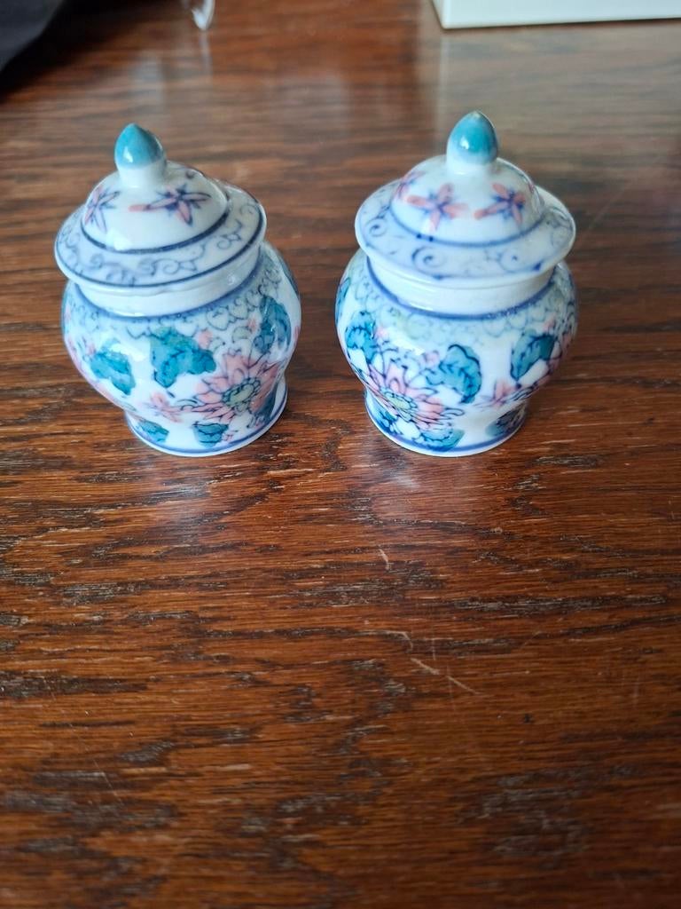 2 kleine Chinese potjes, Ophalen
